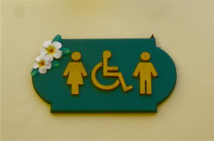 Rollstuhltoilette im Baan Khao LAk Resort_am Pool